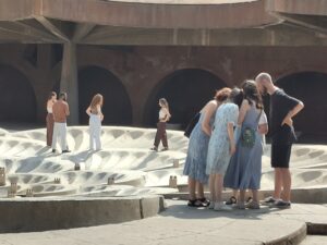 Junge Leute in trockenem Springbrunnen