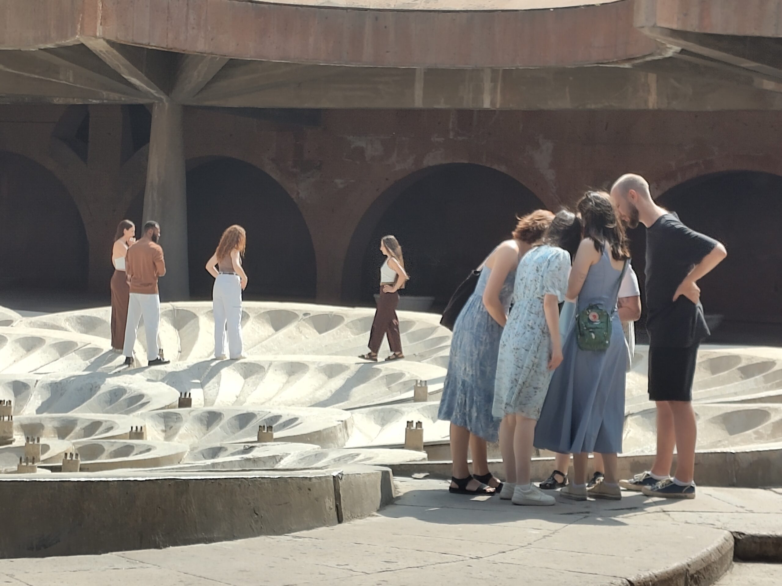 Junge Leute in trockenem Springbrunnen