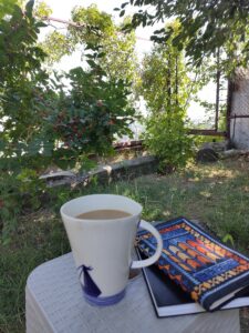 Tasse Kaffee neben Büchern
