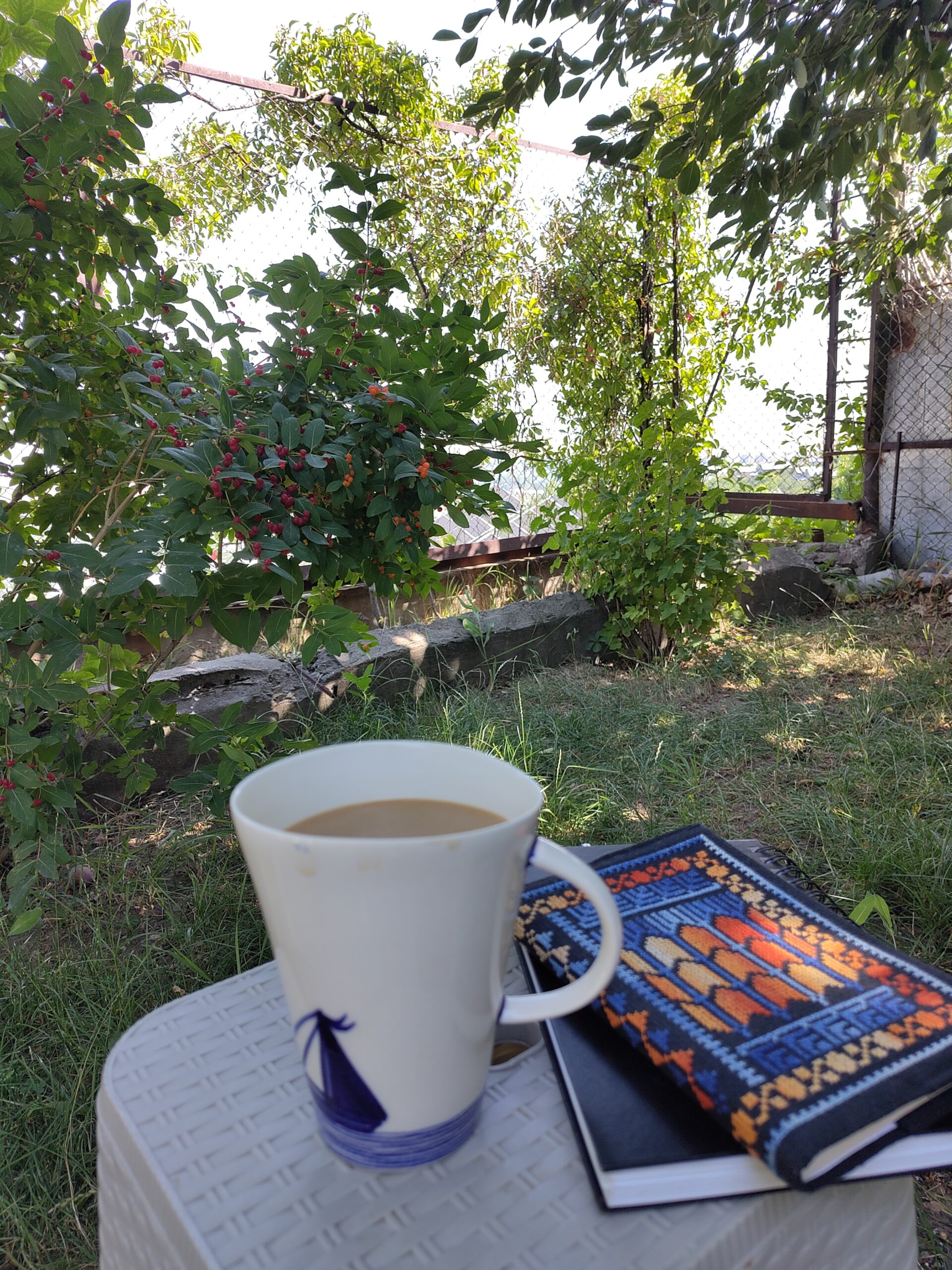 Tasse Kaffee neben Büchern